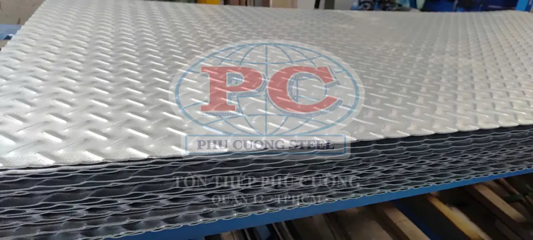 Gia Công Tôn Gân Chống Trượt Theo Yêu Cầu | Tôn Thép Phú Cường