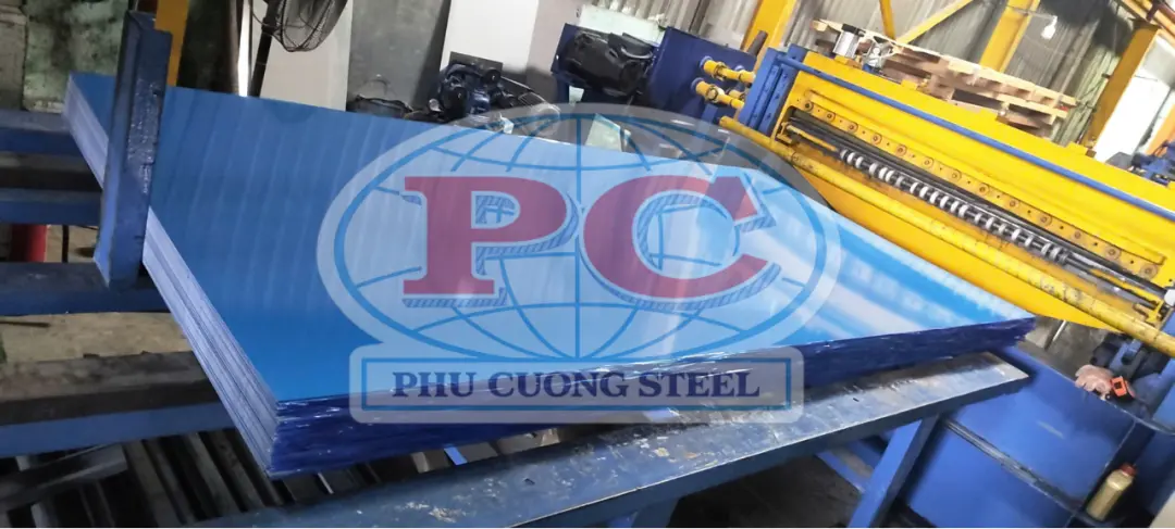 Màng bảo vệ tôn thép: Nên bóc trước hay sau khi gia công?