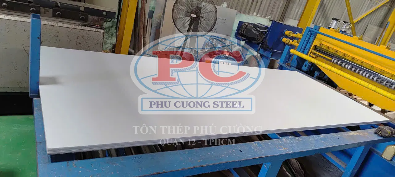 Chọn Tôn Theo Yêu Cầu Bề Mặt Sau Gia Công: Khi Nào Dùng Tôn Nhũ Xanh, Nhũ Xám, Mạ Kẽm?