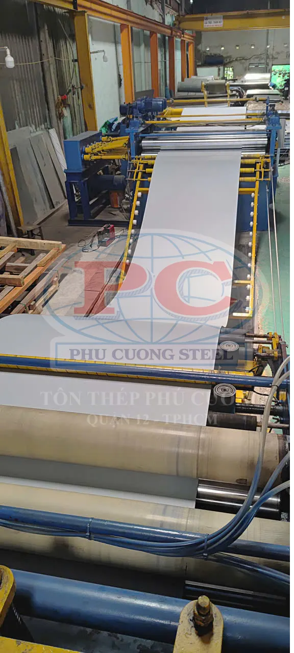 Gia Công Tôn Thép Theo Yêu Cầu Là Gì? Quy Trình, Lợi Ích Và Những Điều Doanh Nghiệp Cần Biết