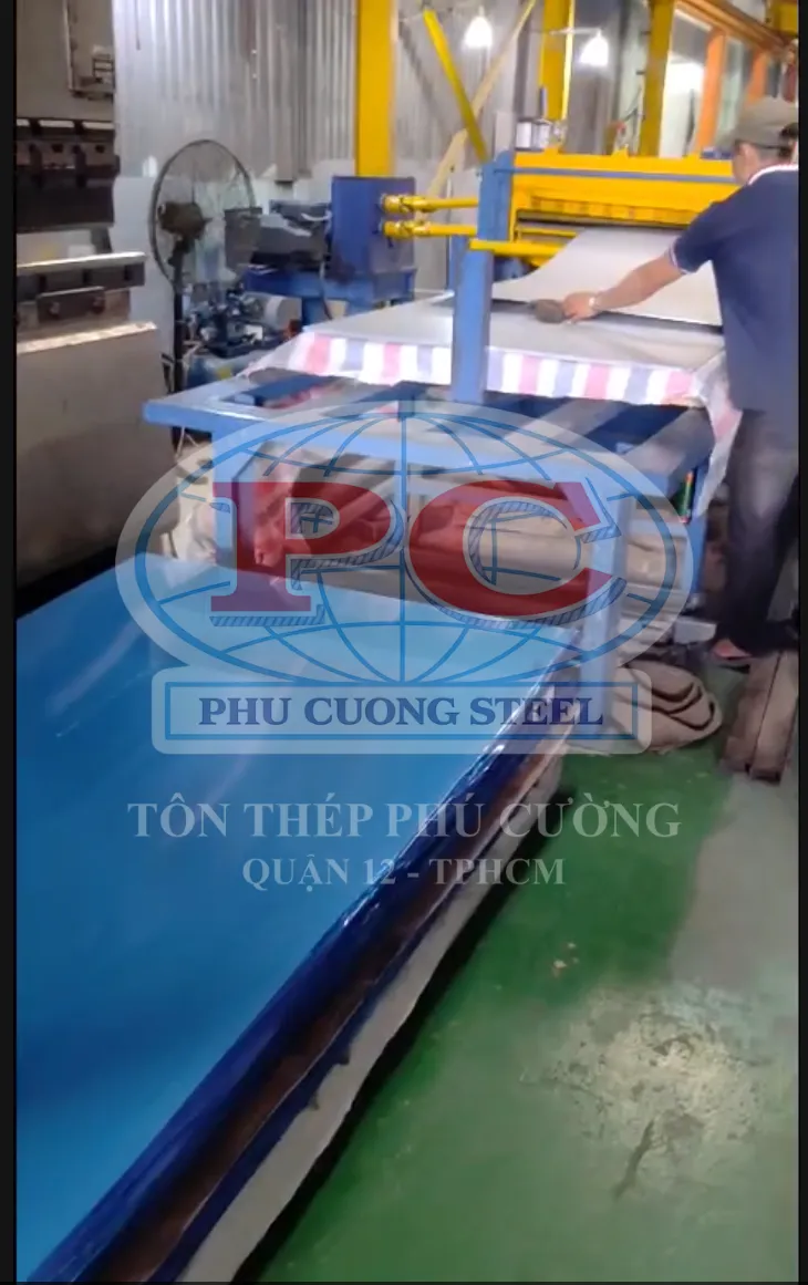 Cắt Tôn EGI 1.6mm – 2.3mm Dán Keo PP: Giải Pháp Bảo Vệ Bề Mặt Cho Cơ Khí, Cửa Và Nội Thất Kim Loại